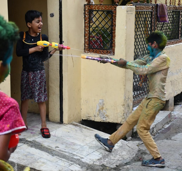 holi celebration kanpur